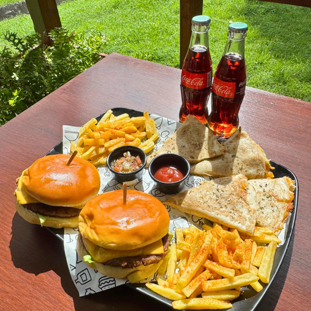 ¡2 Burgers Bokattos + Papas + Quesadillas + 2 Sodas por solo $9 en Bokattos!