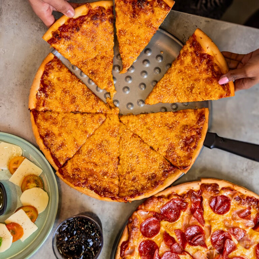 Pizza de 12" + Entrada para Compartir + 2 Refrescos + 2 Copas de Helado para compartir por solo $15 en Valenti’s