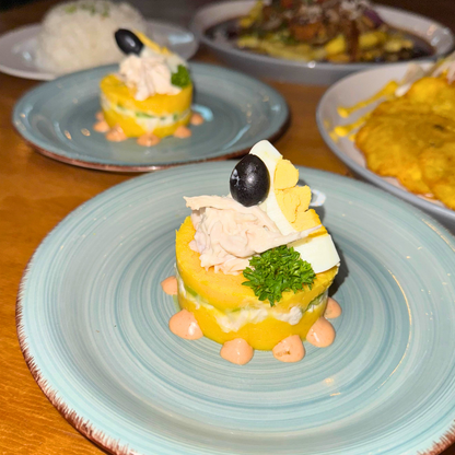 2 Platos Fuertes + 1 Entrada de Causa Peruana Para Compartir + 2 Bebidas por $15 en Bocca Lima