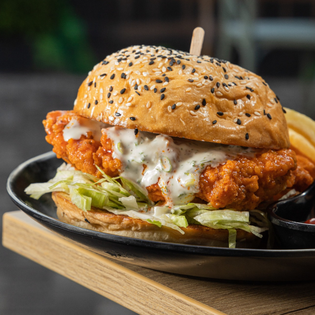 4 Burgers Premium del Menú + Trio de Guarniciones + Cubetazo de Cervezas o Sodas por $25 en Par de Pintas