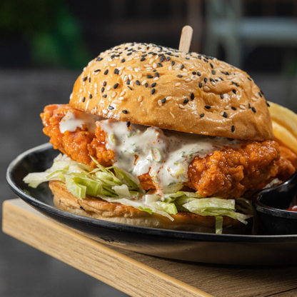 4 Burgers Premium del Menú + Trio de Guarniciones + Cubetazo de Cervezas o Sodas por $25 en Par de Pintas