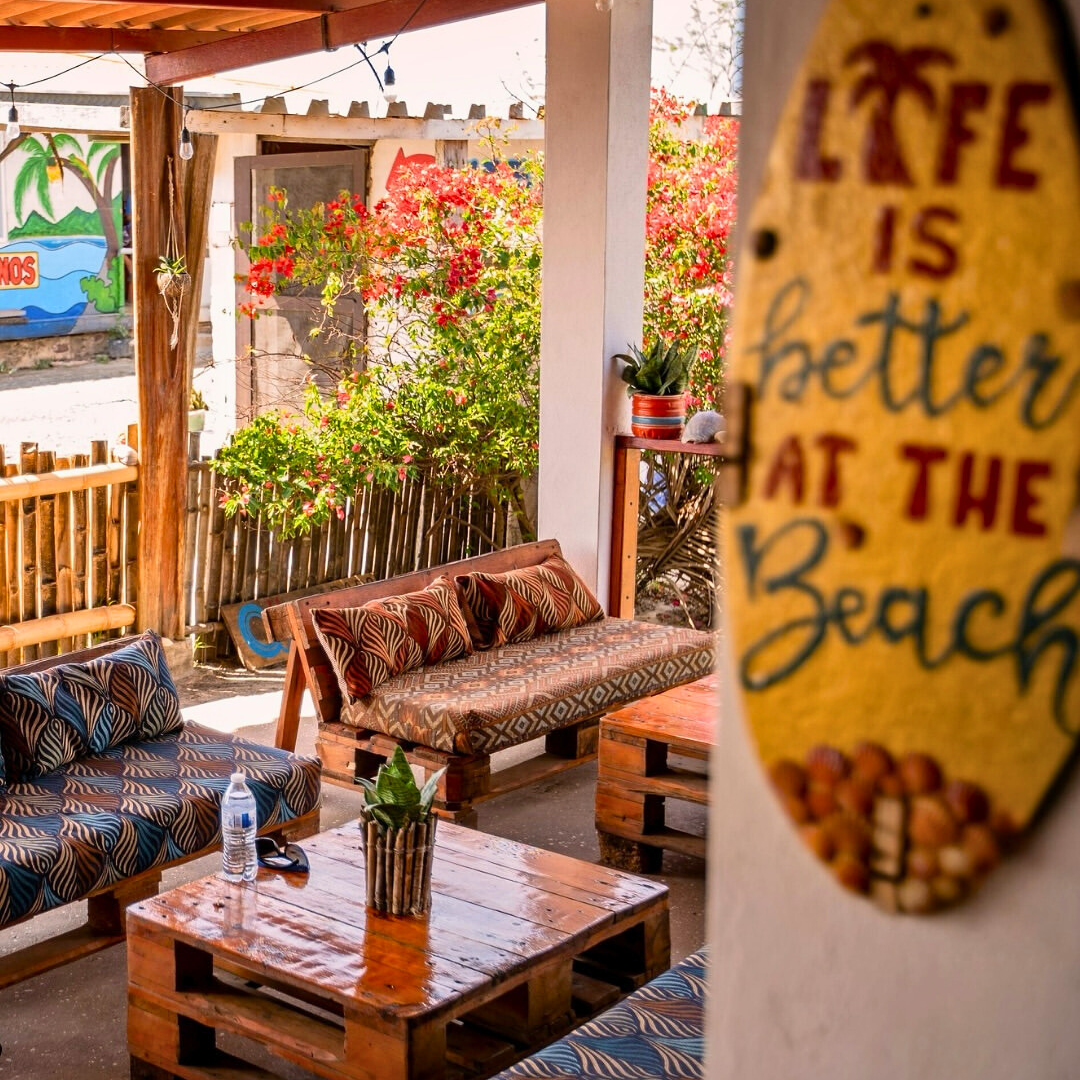 2 Corvinas Fritas + Orden de Almejas + Patacones o papas y Ensalada +  Cubetazo de Cerveza por $20 en Happy Corner Punta Chame
