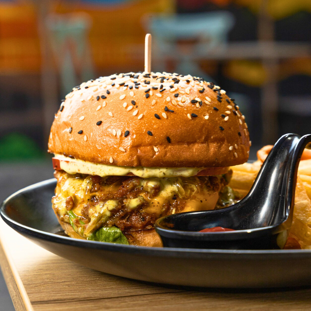 4 Burgers Premium del Menú + Trio de Guarniciones + Cubetazo de Cervezas o Sodas por $25 en Par de Pintas