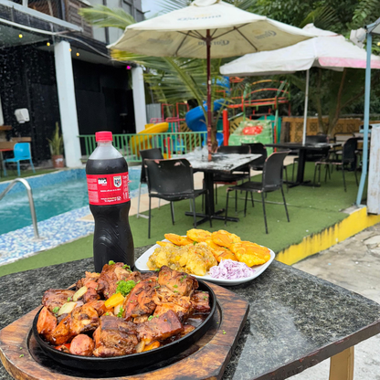 Picada Al Grill + 2 Bebidas + Pasadía en Piscina para 2 personas por $10 en Manu's Grill
