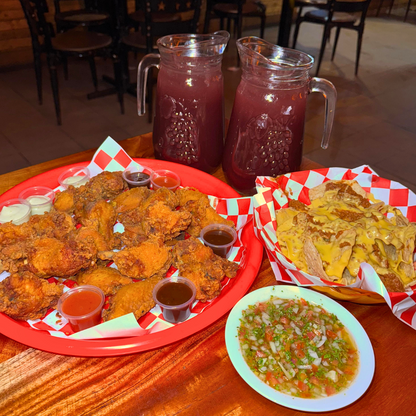 20 Alitas + Nachos de Carne + 2 Jarras de Sangría por $15 en Changchos Sport Bar
