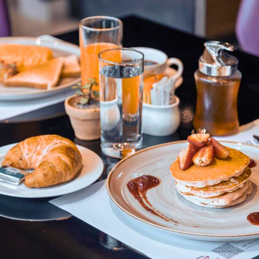 Desayuno Buffet para 2 Adultos + 2 Niños durante todos los días por $38 en Hotel Exe Oriental