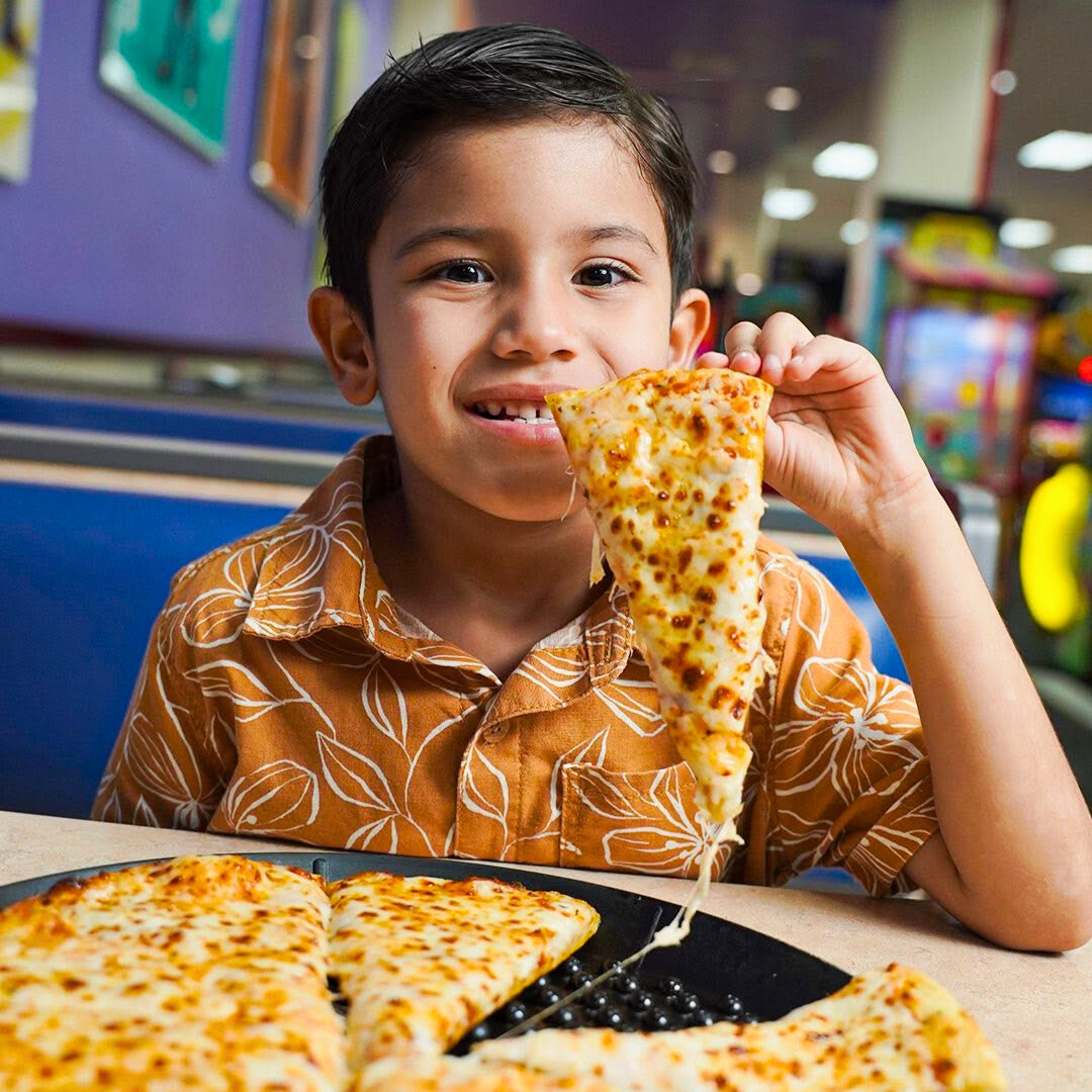 Paga $15 y Recibe 75 Tokens + 1 Pizza Regular + 40% Off en HBD en Chuck E. Cheese's de Centennial Mall