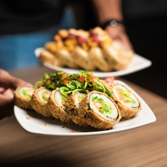 2 Rollos de Sushi del Menú + Entrada de Siu Mai Frito o Edamames + 2 Bebidas por $18 en Tataki
