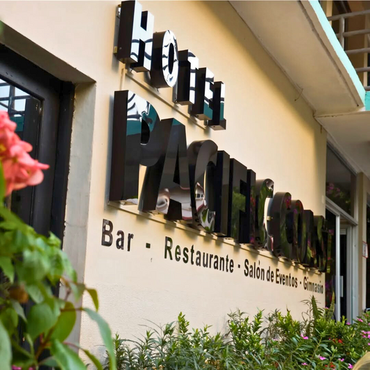 Estadía de 2 días y 1 noche para 2 personas + Desayuno + Piscina por solo $60 en Hotel Pacific Coast