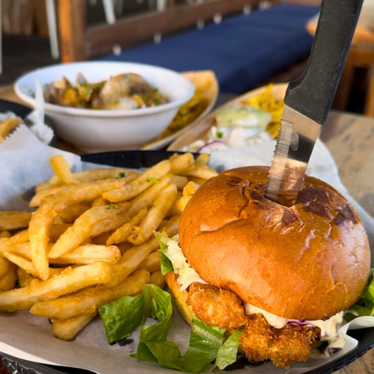 2 Burger's de Pescado + 1 Entrada de Almejas o Trio de ceviche + 2 Cocteles por $20 en Praia Veracruz