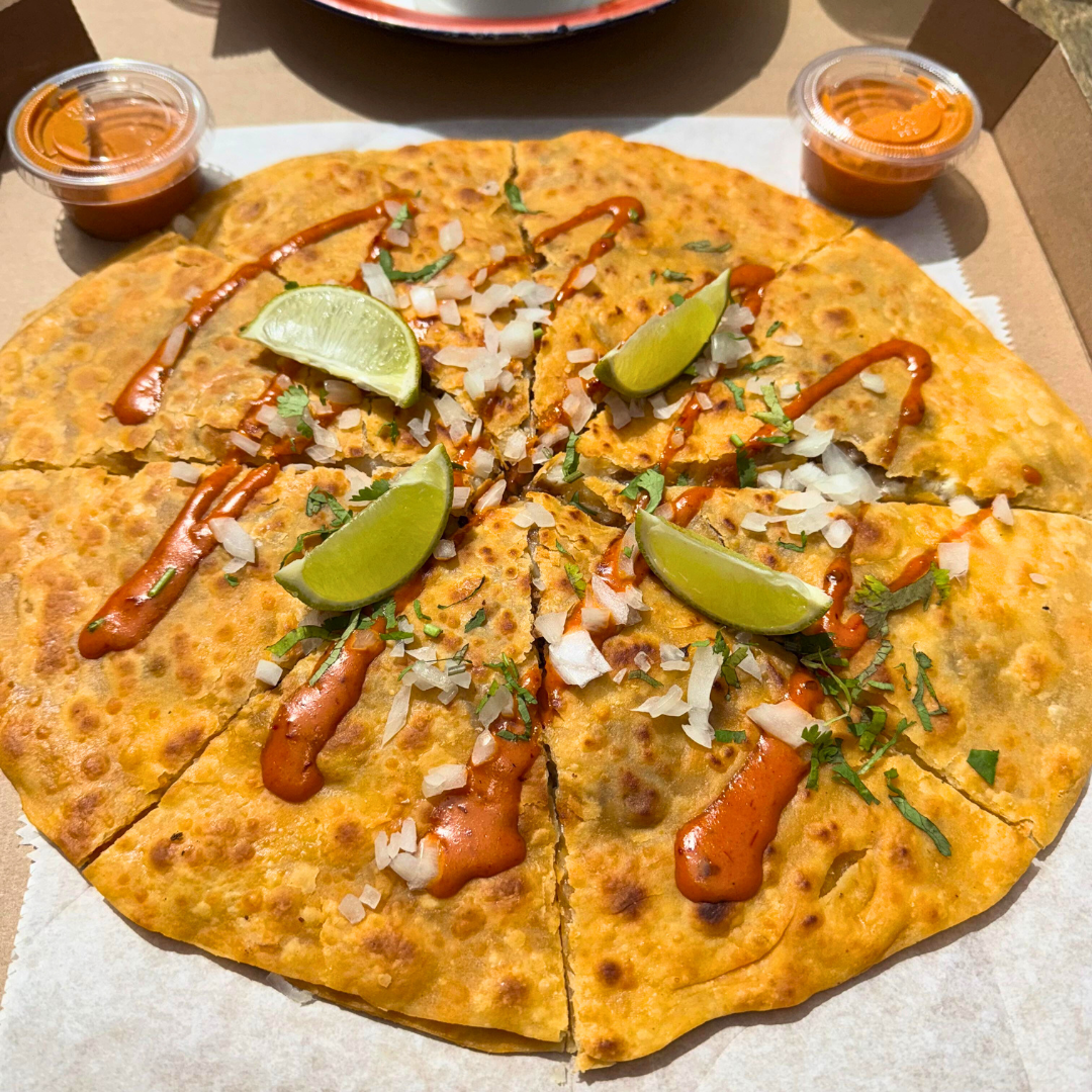 1 Pizza de Birria + Guacamole o Pico de Gallo con Totopos + 4 Limonadas por $20 en La Lupe Birriería