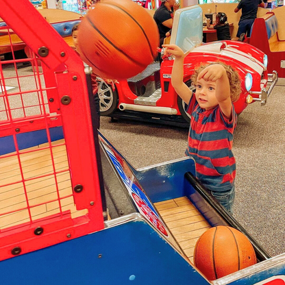 2 Horas de Juegos Ilimitado para 2 personas + 1 Pizza Regular + 40% Off en HBD por $15 en Chuck E. Cheese's de Multiplaza