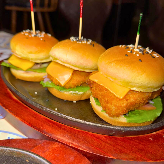 Combo de 6 Mini Burgers + Croquetas + Calamares + 2 Bebidas por $22 en OH! Gastro Bar
