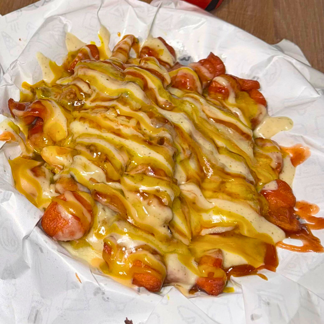 2 Salchipapas Signature + 4 Sodas o Cervezas por $15 en Asados La Loca del Cuero