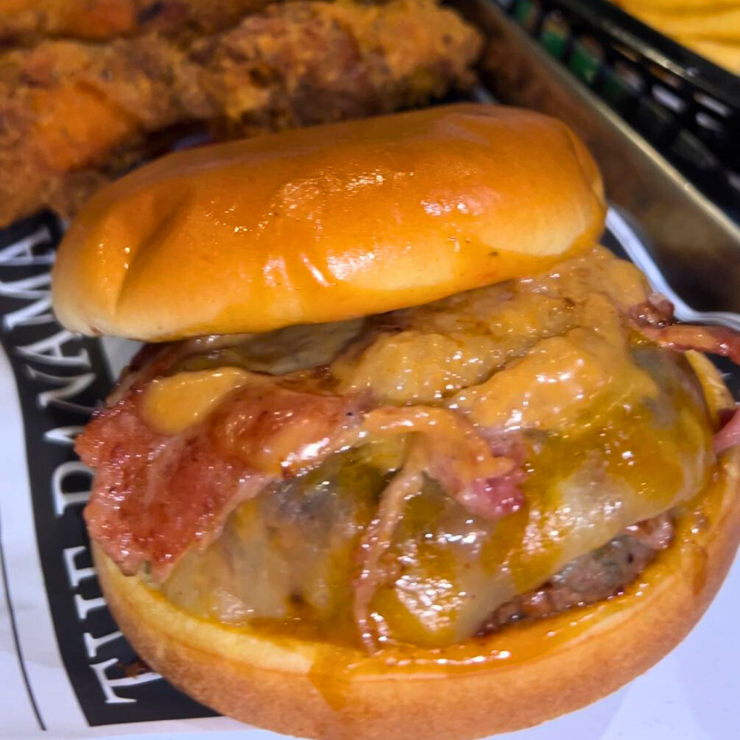 2 Bacon Cheese Burgers con Papas Fritas + 10 Wings + 1 Cubetazo de Panamá o Cristal por $25 en Bear Munchies
