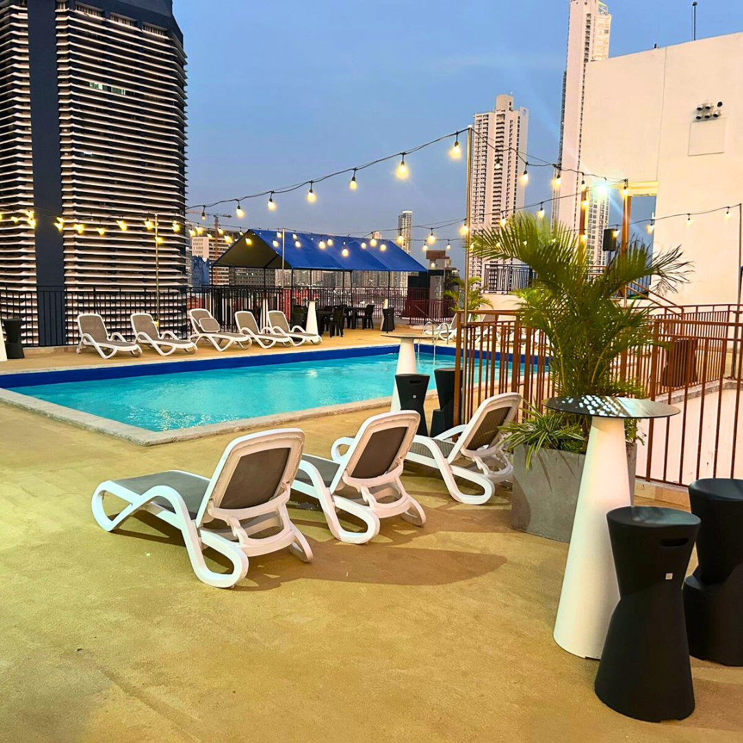 Pasadía con Piscina + Picada de Carnes + 2 Bebidas para 2 Personas por $30 en el Hotel Soloy