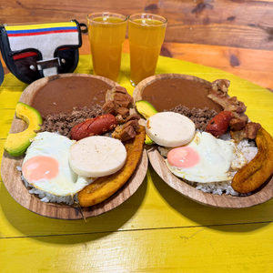 Pagas $15 y consumes $30 en comidas y bebidas del menú
