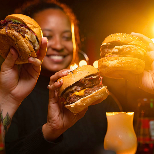 4 Hamburguesas + 10 Alitas + 1 Cubetazo de Heineken Silver o 4 Sodas por $25 en Par de Pintas