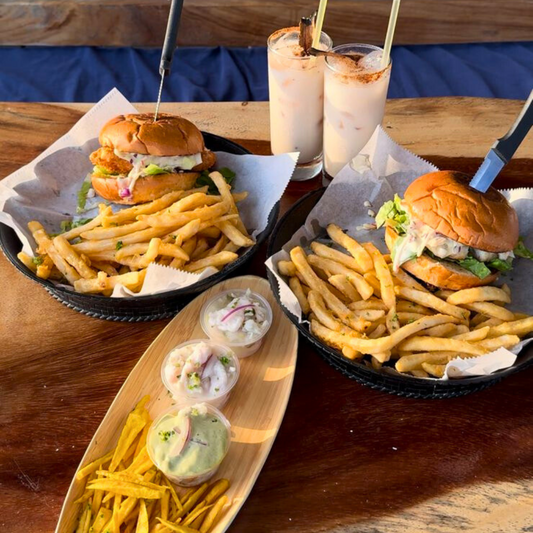 2 Burger's de Pescado + 1 Entrada de Almejas o Trio de ceviche + 2 Cocteles por $20 en Praia Veracruz