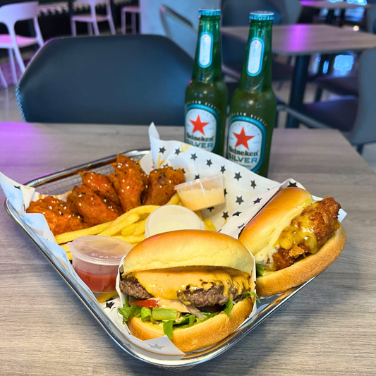 2 Burger's + 6 Wings + Orden de Papas + 2 Heineken Silver por $20 en Beauty and The Butcher Casco Viejo