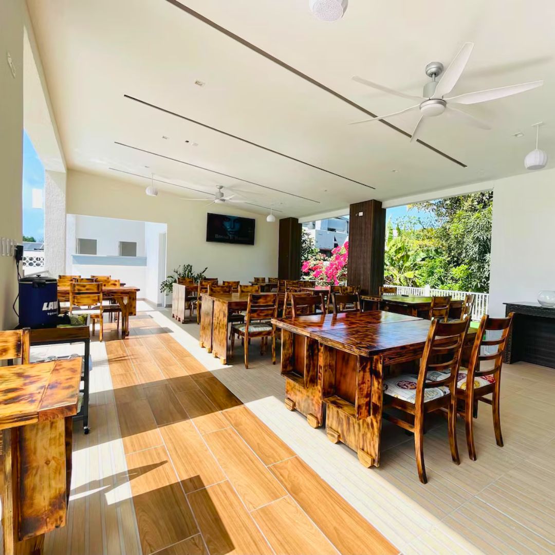 Pasadía con Cubetazo + Alitas para 2 Adultos y 1 Niño en Hotel Coronado Inn por $20