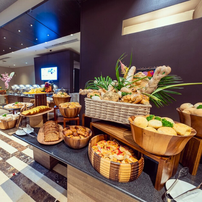 Experiencia Grand Stay con Desayuno Buffet + Cena Buffet + Uso de las instalaciones para 2 personas por $140 en Hotel El Panamá