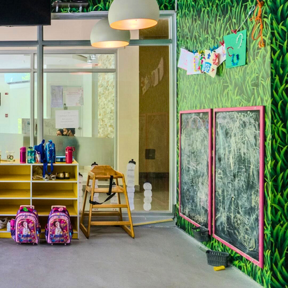 Juega Sin Límite de Horas + 2 Snacks para 2 Niños por $12 en Kool Kidz