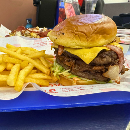 2 Hamburguesas State Burger SP Doble Carne  + 4 Patacones Rellenos o 4 Wings + 2 Sodas por $20 en RIBS State