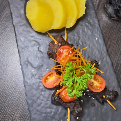 Menú para 2 con Anticuchos + Mostrico o Filete de Pescado + 2 Sodas  por solo $15 en Ají Carajo
