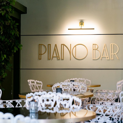 2 Burgers de la Casa + Papas con Ajo y Mantequilla + 2 Bebidas por solo $25 en Piano Bar