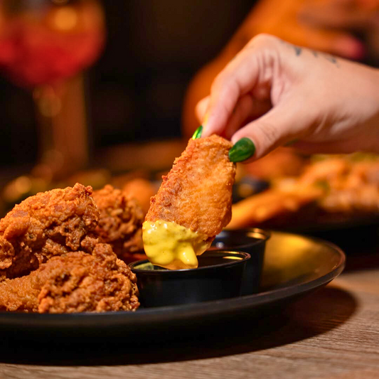 6 Platos para Compartir + Cubetazo de Balboa por $25 en Par de Pintas + Tataki
