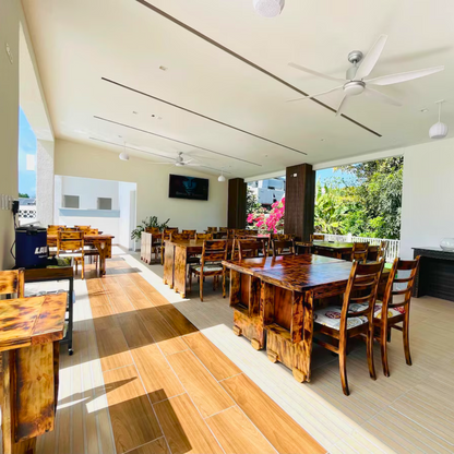 Pasadía con Piscina + $30 Consumibles en Comidas y Bebidas para 2 adultos y 1 niño por $37 en Hotel Coronado Inn