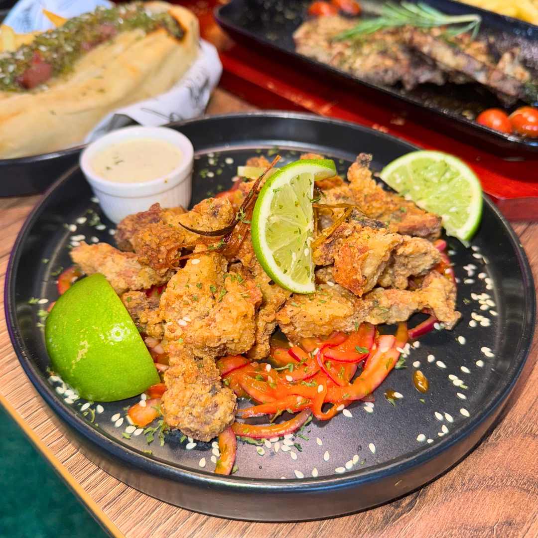 Paga $20 y Consume $40 en el Menú de Comida y Bebidas en De la Granja Steak House