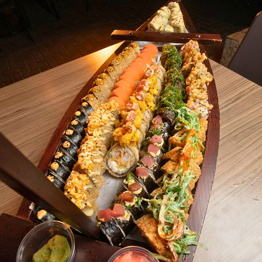 El Barco de 100 Piezas de Sushi  + 2 Jarra de Sangría o Botella de Vino o Jarra de Mojito por $75 en Tataki