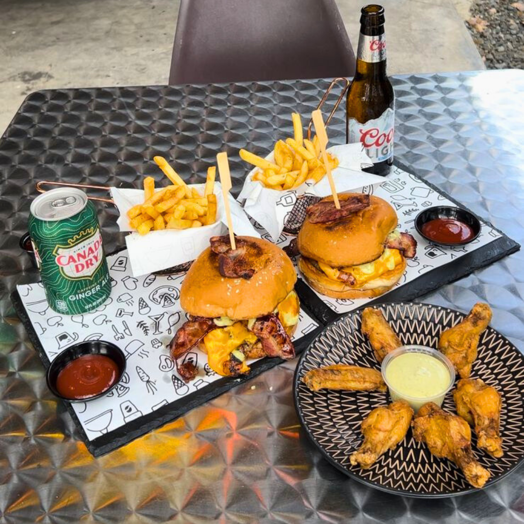 2 Burgers de la Casa + 6 Wings + 2 Cerveza o Sodas por $15 en 4ToGo Grill & More