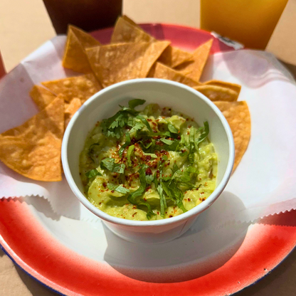 1 Pizza de Birria + Guacamole o Pico de Gallo con Totopos + 4 Limonadas por $20 en La Lupe Birriería