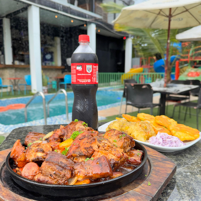Picada Al Grill + 2 Bebidas + Pasadía en Piscina para 2 personas por $10 en Manu's Grill