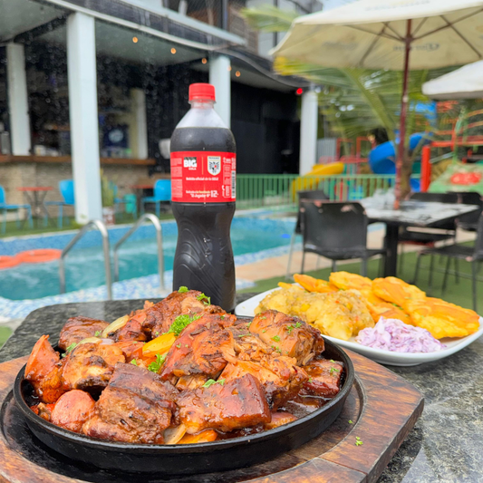 Picada Al Grill + 2 Bebidas + Pasadía en Piscina para 2 personas por $10 en Manu's Grill
