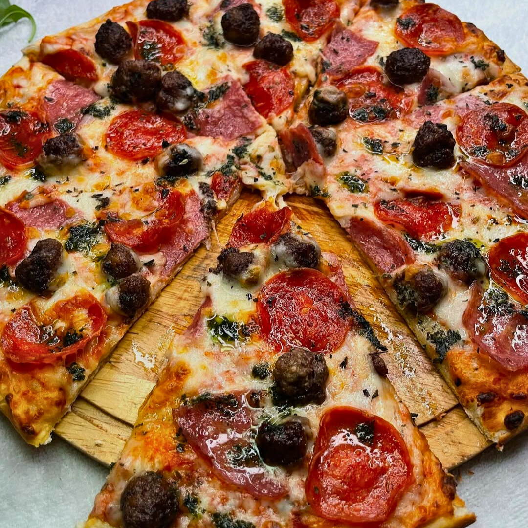 Pagas $10 y consume $20 en el menú de comida y bebidas en Pizzería Mi Casita