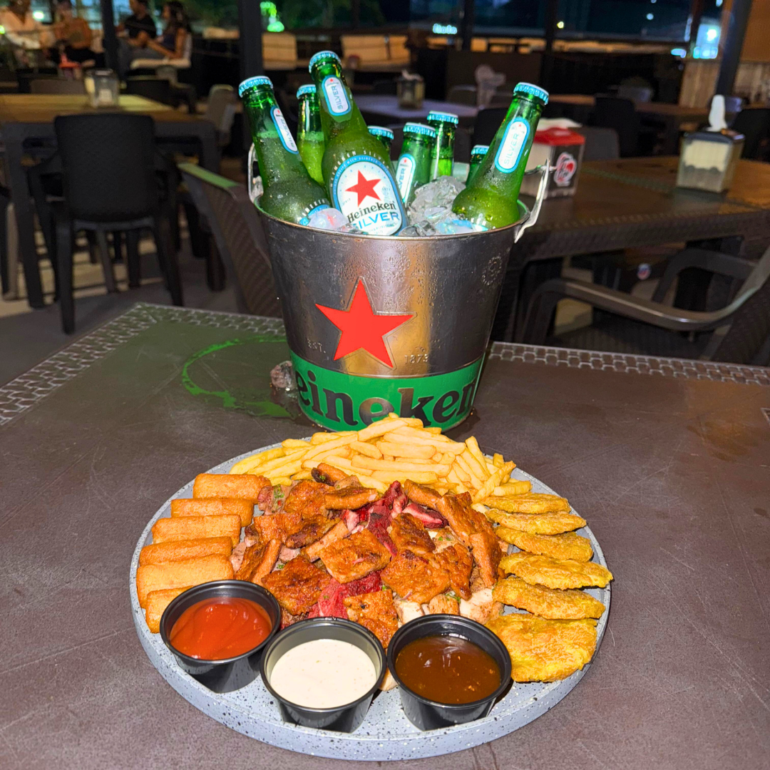 Picada Mixta de Carnes + 2 Acompañantes + ⁠⁠Cubetazo de 8 Heineken por $18 en Social Kitchen & Bar