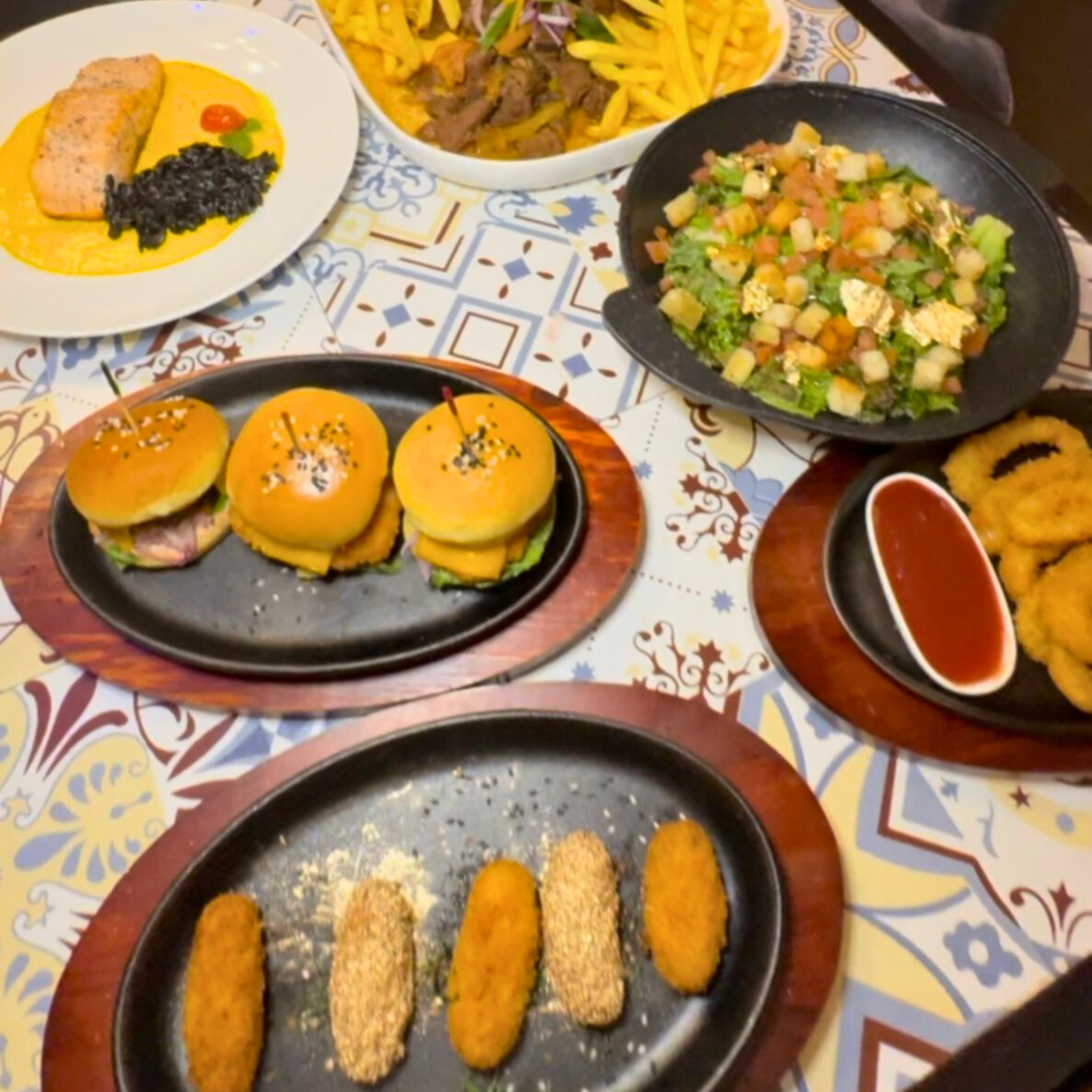 Paga $30 y consumes $60 en el menú de comidas y bebidas en OH! Gastro Bar