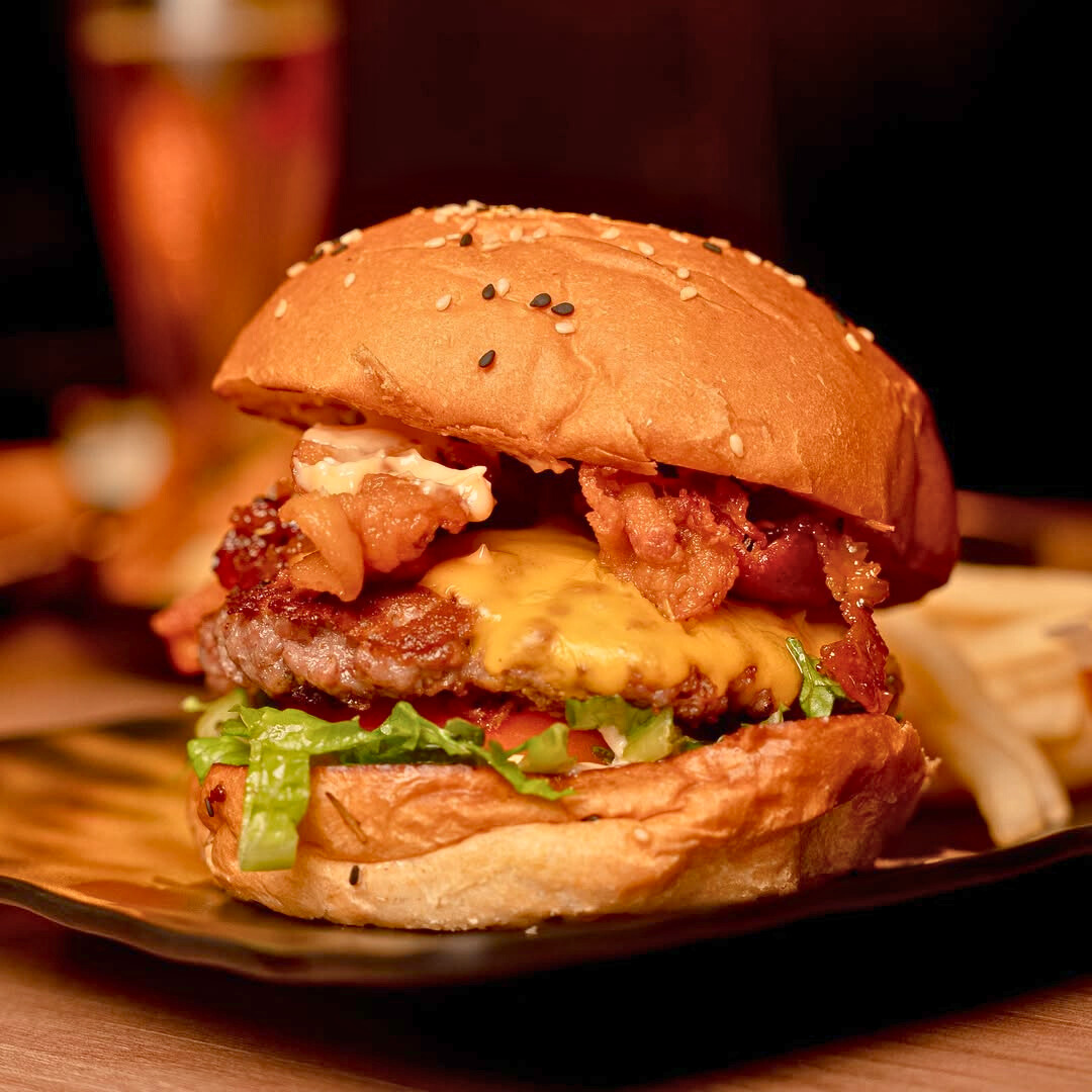 4 Burgers Premium del Menú + Trio de Guarniciones + Cubetazo de Cervezas o Sodas por $25 en Par de Pintas