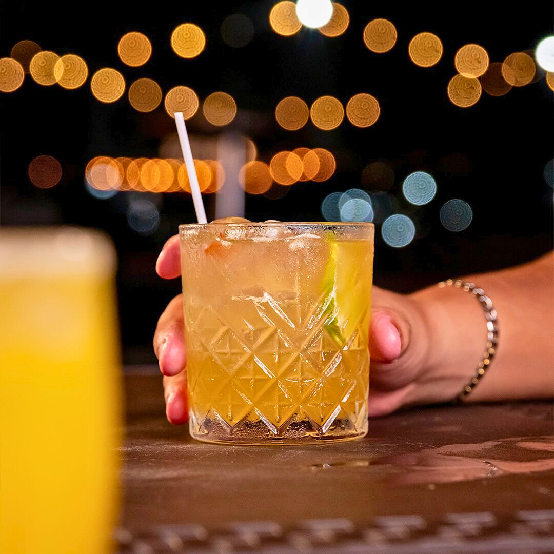 Open Bar y Sangría + Orden de Wings para 2 personas por $15 en Social Kitchen & Bar