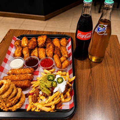 Sampler Salvaje con Alitas + Entradas + Papas Supremas y 2 Bebidas por solo $15 en Alitas Salvajes Pub