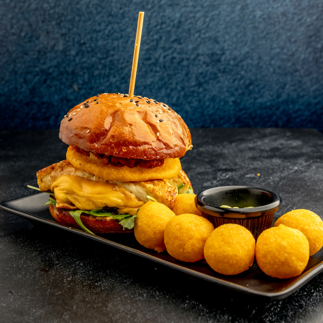 2 Burger's del menú + 2 Mini Elotes con Sabores Únicos + 2 Sodas por $20 en Don Elote