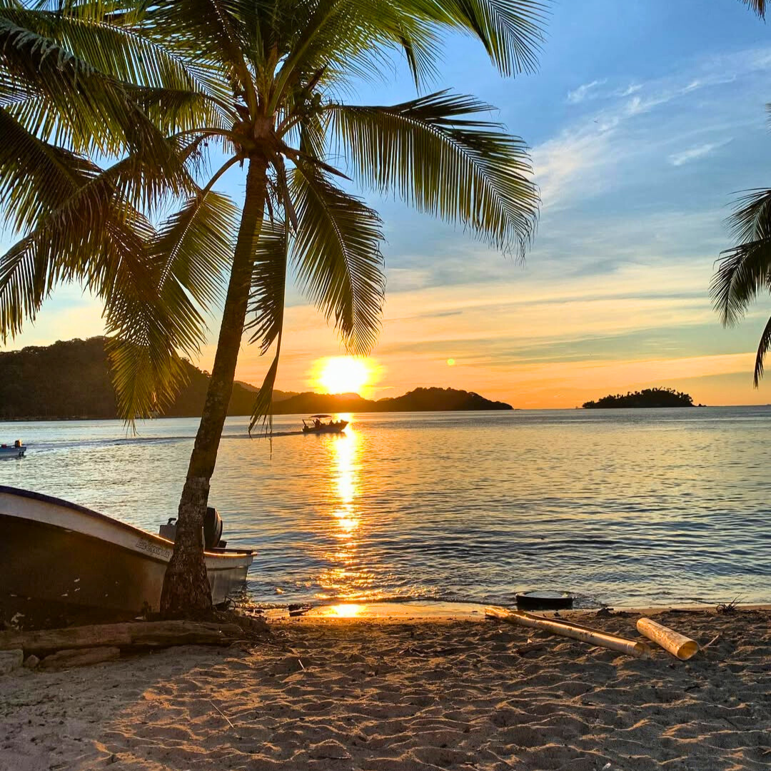 Pasadía en Isla Grande con Traslado + Almuerzo Completo + Bebida por $10.99 en El Bucanero