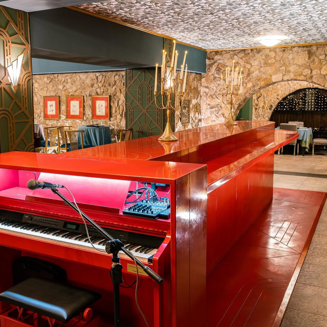 2 Burgers de la Casa + Papas con Ajo y Mantequilla + 2 Bebidas por solo $25 en Piano Bar