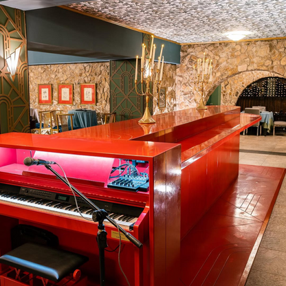2 Burgers de la Casa + Papas con Ajo y Mantequilla + 2 Bebidas por solo $25 en Piano Bar