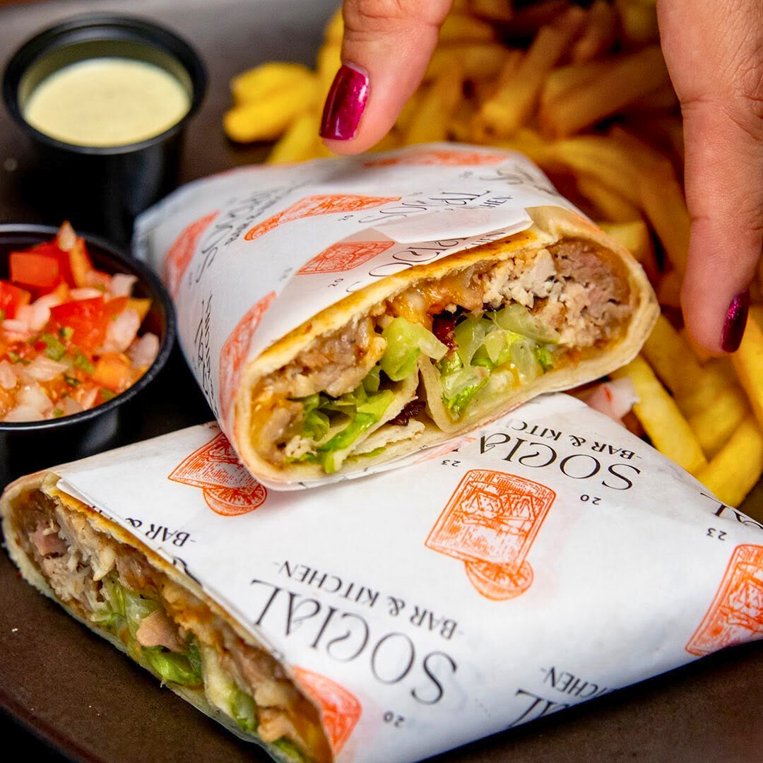 Experiencia Tex-Mex con Entrada + 2 Platos Fuertes + Cubetazo de Heineken por $25 en Social Kitchen & Bar