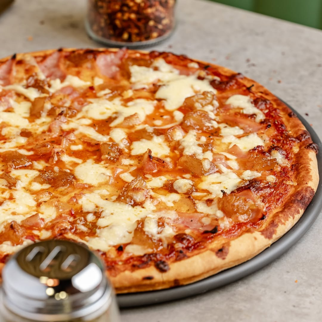 Pizza Grande de 14" + 24 Wings + 4 Bebidas + 4 Helados por $30 en Valenti's